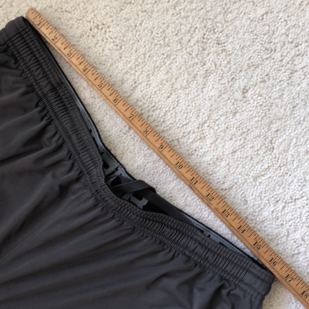 Brown University Men’s 2 XL Under Armour Shorts - Picture 12 of 16